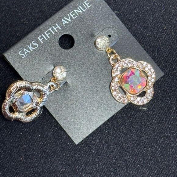 Saks Fifth Avenue Elegant Gold and AB Crystal Center Clover Floral Earring 1.5in - Picture 4 of 8